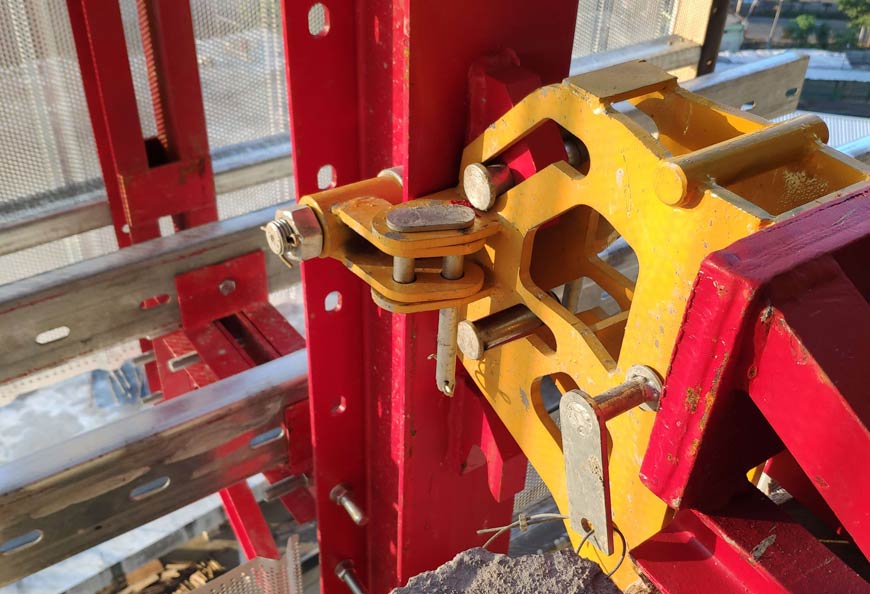 Climbing shoe provides double security for climbing rail during both static status and climbing up